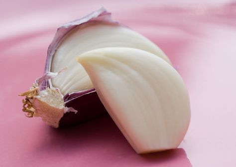 I Tried 4 Garlic-Peeling Hacks and This Was the Clear Winner How To Peel Garlic, Cleaning Gift, Subscription Gifts, Food Tips, Real Simple, Beauty Clothes, Holiday Entertaining, Health Healthy, Recipe Collection