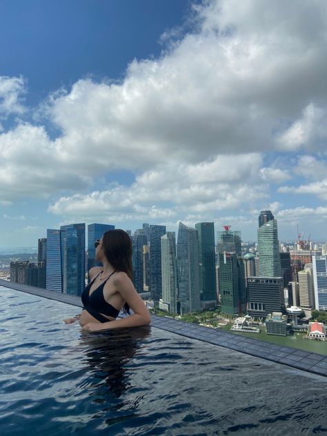 Infinity Pool Poses Photo Ideas, Swimming Pool Pose Ideas, Pose Swimming Pool, Swimming Pool Pose, Rooftop Pool Photoshoot, Swimming Pool Photo Ideas, Swimming Pool Poses, Infinity Pool Photoshoot, Swimming Pool Photoshoot