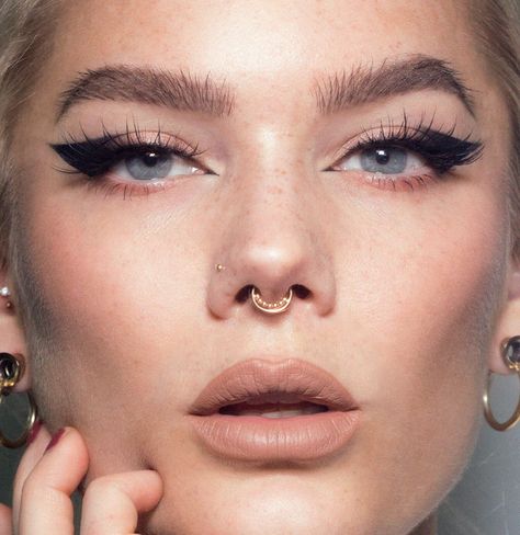 Todays look | crease liner Duo Eyes, Line Eyebrows, Linda Hallberg Makeup, Eyebrows Shape, Rock Makeup, Artsy Makeup, Septum Hoop, Septum Nose Rings, House Of Lashes