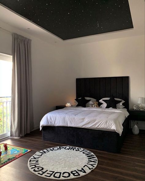 Starlights In Bedroom, Black Ceiling With Stars, Starlight Ceiling Bedroom, Black Bedroom Ceiling, Black Ceiling Bedroom, Starlight Bedroom, Stargirl Room, Boys Black And White Bedroom, Starlight Ceiling