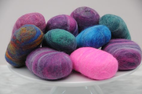 How to use a tumble dryer to make wet felted soaps Felted Soap Tutorial, 2d Felting, Felt Soap, Felt Eggs, Felt Jewellery, Wet Felting Tutorial, Textile Weaving, Felted Clothing, Felting Techniques