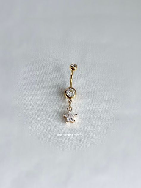 - 14g - 10mm bar - Surgical steel bar - Cubic zirconia star charm - Available in gold or silver Summer Belly Rings, Navel Piercing Jewelry, Jewelry Y2k, Bellybutton Piercings, Belly Piercing Jewelry, Belly Piercing Ring, Belly Jewelry, Piercing Ring, Beach Christmas