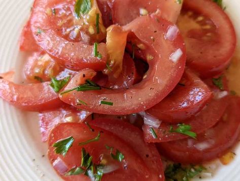 Make a Simple German Tomato Salad Recipe (with Variations) German Tomato Salad, Tomato Onion Salad, Easy German Recipes, Tomato And Onion Salad, Tomato Salad Recipe, Tomato Salad Recipes, Cooking Green Beans, Austrian Recipes, Vinegar Uses