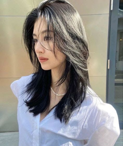 Kpop Medium Length Hair, Asian Layered Hair Medium Straight, Asian Layers Medium, Asian Haircut For Thinning Hair, Medium Length Haircut With Layers Asian, Mid Length Hair Asian Straight, Asian Layered Hair Medium Round Faces, Medium Short Hairstyle Women Round Face Layers, Layered Asian Hair Medium