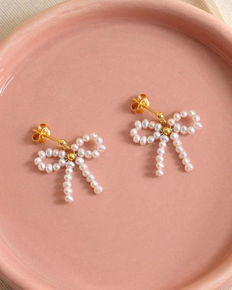 Beaded Jewelry Diy Earrings, Beads Earing Ideas, Pearls Earrings Diy, Diy Aesthetic Jewelry, Handmade Jewellery Ideas, Aretes Diy, Diy Earrings Pearl, Handmade Pearl Jewelry, Diy Jewelry Set