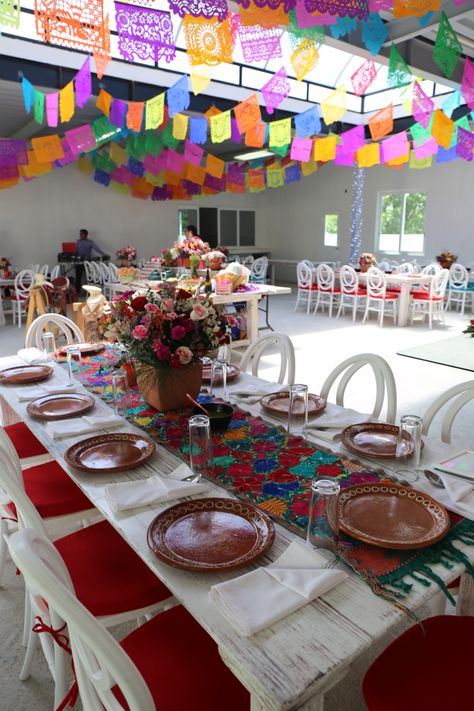 Mexican Thanksgiving Decor, Latin Party Aesthetic, Elegant Mexican Theme Party, Spanish Themed Party, Mexican Wedding Decorations, Vintage Mexican Wedding, Mexican Theme Wedding, Cowboy Themed Birthday Party, 30th Birthday Themes