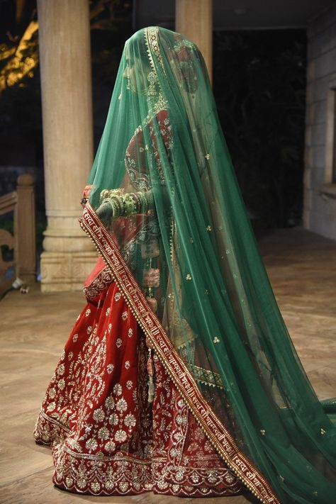 Lehenga Veil Indian Bridal, Bridal Lehenga With Long Veil, Veil Indian, Long Veils Bridal Indian, Tail Dupatta Bride, Long Tail Bridal Dupatta, Red Veil Wedding Indian, Green Bridal Lehenga, Bright Red Bridal Lehenga