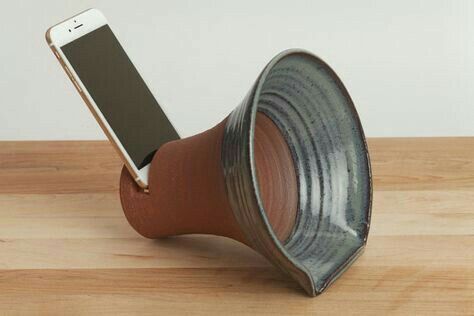 Clay Amplifier, Ceramic Speaker, Iphone Docking Station, Iphone Speaker, Speaker Amplifier, Cerámica Ideas, Play Clay, Pottery Classes, Phone Speaker