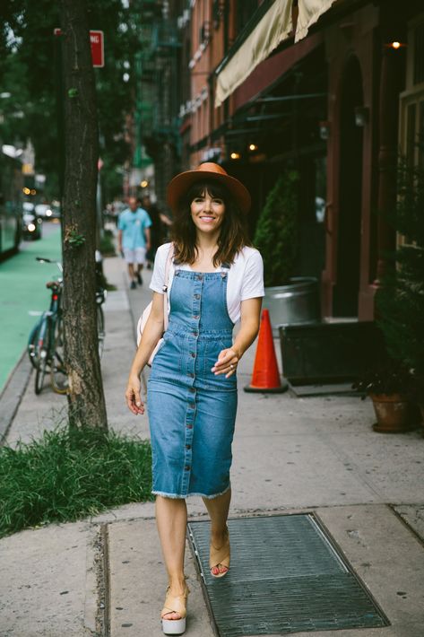 date night. Jumper Dress Outfit, Love Taza, Denim Jumper Dress, Denim Pullover, Jumper Outfit, Denim Jumper, Rock Outfit, Denim Overall Dress, Dress Outfit