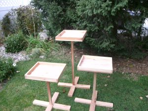 Diy Cabin Plans, Woodworking Diy Gifts, Platform Bird Feeder, Bird Feeder Stands, Bird Ideas, Wood Bird Feeder, Bird Feeder Plans, Cabin Plan, Squirrel Feeders