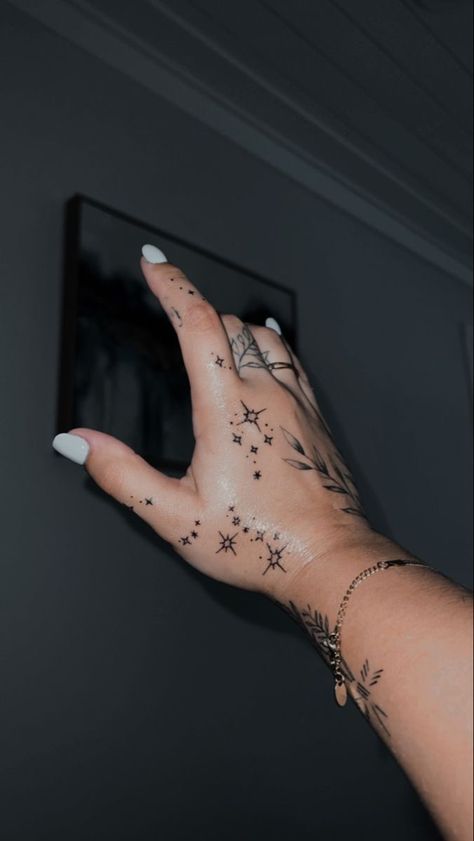 Leaf Tattoo Hand, Tattoo Leaf, Mass Effect Tattoo, Hand Tattoo Ideas, Lower Arm Tattoos, Side Hand Tattoos, Sparkle Tattoo, Thumb Tattoos, Tattoo Finger