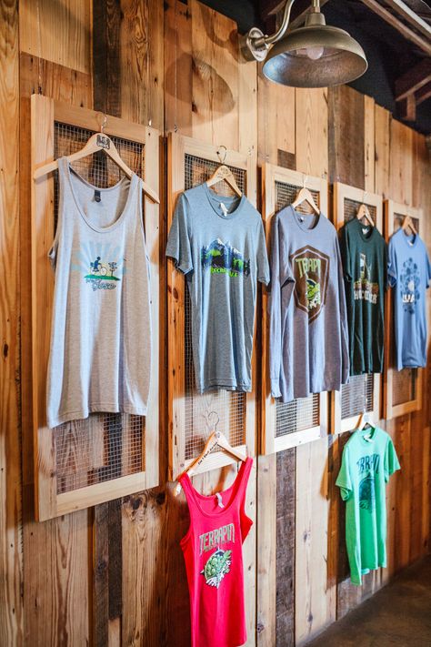 Hanging Shirts Display, Bar Tshirt Display, Tshirt Display Ideas Booth Boutique, Shirt Mannequin Display, Wall Merchandise Display, Booth Shirt Display, T Shirt Market Display, Shirt Rack Display, Tshirt Displays Retail