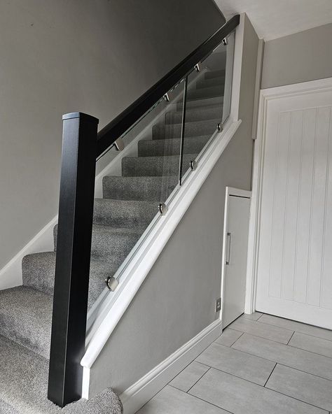 Your home's overall style and atmosphere can be completely changed by updating your staircase. There are lots of imaginative makeover ideas to take into consideration, depending on whether you want to make a big statement or a subtle one. Here are some ideas that are motivating: Black And Glass Staircase, Glass Banister Stairways, Glass Staircase Ideas, Black Home Aesthetic, Glass Bannister, Staircase Banister Ideas, Staircase Black, Staircase Balustrade, Black And White Living Room Decor