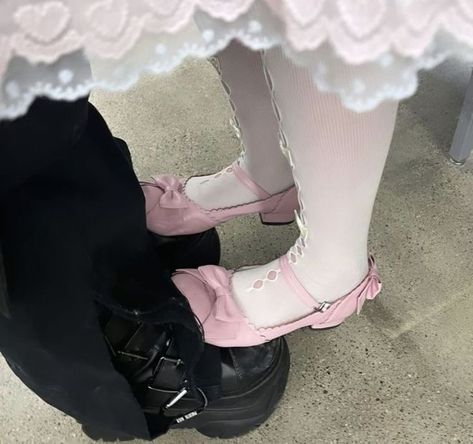 Saccharine Aesthetic, Black And Pink Couple Aesthetic, Snk Cosplay, My Kind Of Love, Opposites Attract, Creepy Cute, Couple Aesthetic, Pink And Black, Couple Pictures