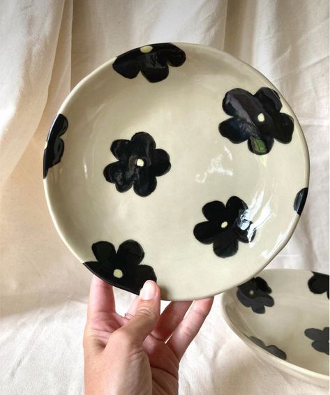 Glazed Ceramic Plates, Diy Plates Decorating, Ceramic Small Plates, Cute Dinner Plates, Colorful Pottery Painting, Ceramic Pottery Plate, Painted Pottery Plates Ideas, Cute Pottery Plates, Handmade Ceramic Plate