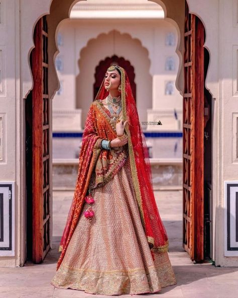 So, let’s look at the best & different dupatta draping styles for lehenga that are very trending. Check out our blog and pick up your favourite dupatta draping style. #shaadisaga #indianwedding #dupattadrapingstyle #diferentdupattadrapingstyle #dupattadrapingstylelehengacholi #dupattadrapingstylelehenga #dupattadrapingstylebridal #dupattadrapingstylebanarasilehenga #dupattadrapingstylelehnga #dupattadrapingstylelehengacholinet #dupattadrapingstylelehengacholiweddingoutfit #dupattadrapingstyles Bridal Dupatta Draping, Dupatta On Head, Lehenga Dupatta Draping Style, Dupatta Draping Styles, Minimal Bride, Fabric Illustration, Dupatta Draping, Best Indian Wedding Dresses, Dupatta Style