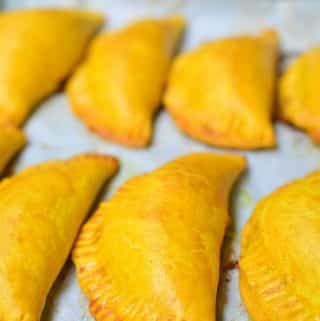 Jamaican Appetizers, Jamaican Meat Pies, Beef Patties Recipes, Jamaican Beef Patties, Jamaican Patty, Meat Pie Recipe, Jamaica Food, Carribean Food, Jamaican Cuisine