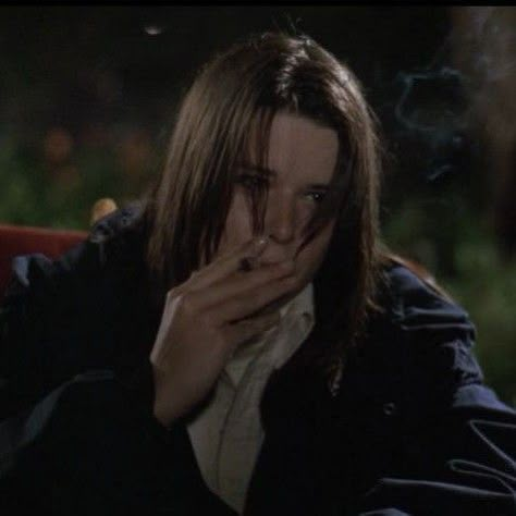 Chica fumando, chica grunge, estilo grunge, estilo de cabello, the craft, jóvenes brujas. Bonnie, chica emo Bonnie The Craft Icon, The Craft 1996 Aesthetic, Bonnie From The Craft, Bonnie Harper The Craft, The Craft Fanart, Neve Campbell The Craft, The Craft Movie Aesthetic, Sarah The Craft, The Craft Bonnie