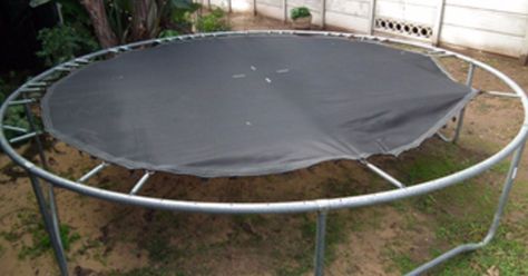 Trampoline Garden, Recycled Trampoline, Trampoline Ideas, Trampoline Bed, Old Trampoline, Hanging Potted Plants, Trampoline Springs, Elevated Gardening, Garden Rock Border