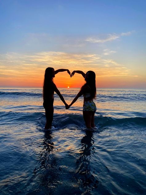 #heartposes#sisters#ocean#sunset#bluewater#summertime#coconutgirls Picture Ideas For Sisters, Friend Pictures Beach, Sunset Poses With Friends, Sunrise And Sunset, Vacation With Bestie, Photo Poses With Best Friend, Ocean Photo Ideas, Best Friend Beach Photos, Sisters Picture Ideas