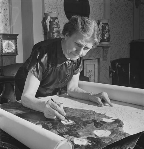 Madge Gill At Work 1947 Photo by Westwood/Paul Popper/Popperfoto/Getty Images  The east London outsider artist who channelled her 'spirit possession' into beguiling images | Creative Boom Harry Houdini, Outsider Artists, British Women, London Photographer, Spirit World, Art Brut, Naive Art, Outsider Art, East London