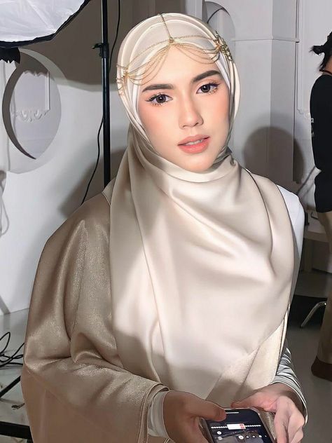 Dahlia Rizal, Muslim Fashion Outfits, Muslim Fashion, Hijab Fashion, Dahlia, Fashion Outfits, Makeup, Quick Saves, Make Up