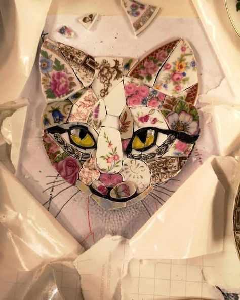 Cat face mosaic Face Mosaic, Cat Mosaic, Mosaic Art Diy, Mosaic Tile Designs, Mosaic Animals, Mosaic Garden Art, Mosaic Art Projects, Mosaic Stained, Mosaic Tile Art