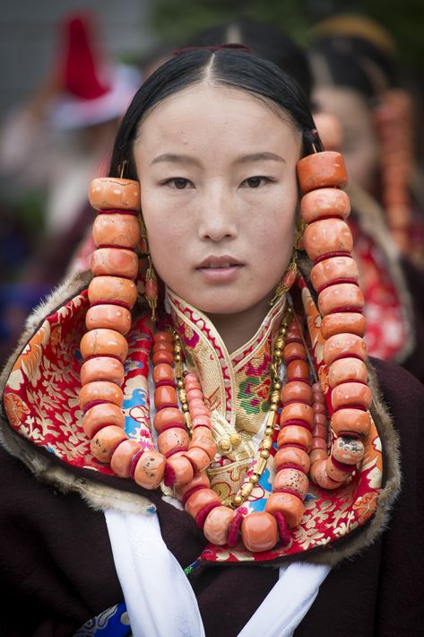 Tibetan Costume, Tibetan Jewellery, Ethno Style, Tibetan Jewelry, We Are The World, Poses References, Traditional Costume, Amber Beads, Bhutan