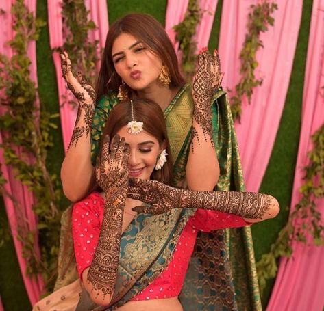 Mehendi Photography Bridal, Haldi Poses For Bride, शादी की तस्वीरें, Bridesmaid Poses, Indian Bride Poses, Indian Bride Photography Poses, Sisters Photoshoot Poses, Bridesmaid Photoshoot, Indian Wedding Poses