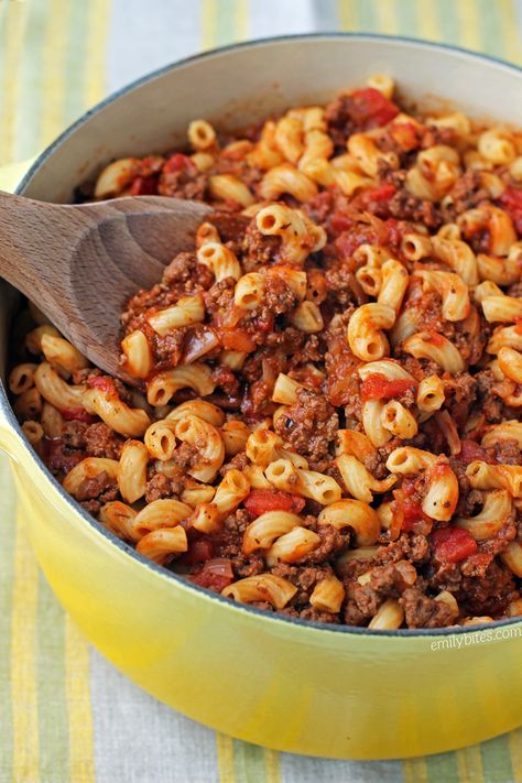 American Chop Suey, Emily Bites, American Goulash, Resep Pasta, Elbow Pasta, Noodle Recipe, Goulash Recipes, Chop Suey, Elbow Macaroni