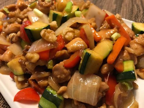 Chicken And Walnuts Stir Fry, Shrimp Chop Suey Recipe, Stir Fry Vegetables Recipe, Walnut Chicken Recipe, Almond Chicken Salad, Homestead Cooking, Stir Fry Vegetables, Walnut Chicken, Vegetable Stir Fry Recipe