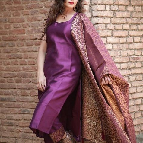 Plain Suit Designs Indian, Eyes Photoshoot, Suits Design Latest, Raw Silk Dress, Silk Fabric Dress, Design Kurta, Silk Kurti Designs, Heavy Dupatta, Indian Salwar Suit