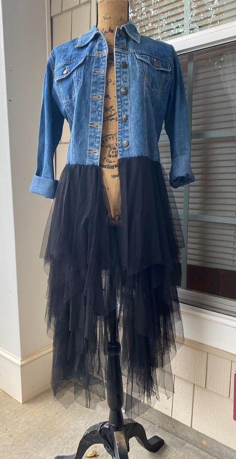 Runway45BohoChic - Etsy Australia Boho Denim Jacket, Western Boho Fashion, Tulle Jacket, Haine Diy, Festival Jacket, Boho Denim, Denim Ideas, Boho Jacket, Denim Crafts