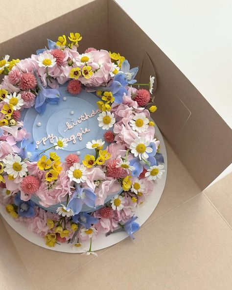 Cute Cake With Flowers, Modern Cake Ideas, Spring Birthday Cakes, Midsommar Birthday, Masters Pictures, Spring Birthday Cake, Flower Cake Ideas, Garden Party Cake, Birthday Cake Flowers