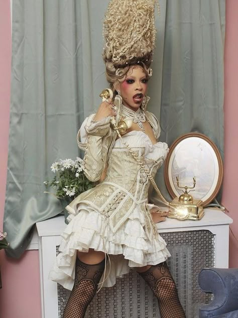 Black Marie Antoinette, Marie Antoinette Makeup, Marie Antoinette Costume, Rococo Fashion, New Classic, Marie Antoinette, Let Them Eat Cake, Rococo, Versailles