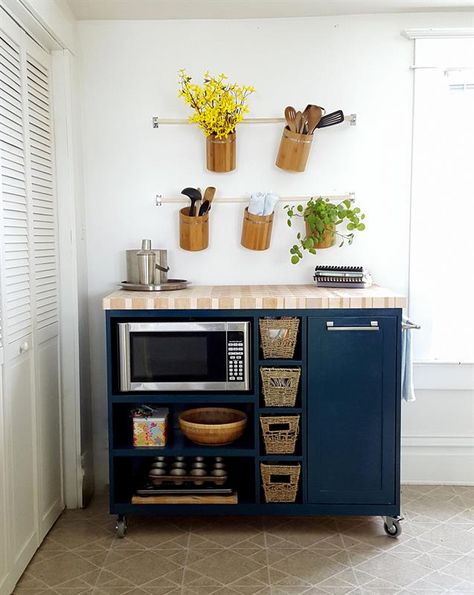 5 Smart Ways to Fit a Kitchen Island in a Small Space — Small Space Kitchens Kitchen Island In Small Space, Apartment Kitchen Organization, Small Apartment Kitchen Decor, Diy Small Apartment, Microwave Cart, Small Apartment Kitchen, Rolling Kitchen Island, Kitchen Decor Apartment, Eclectic Kitchen