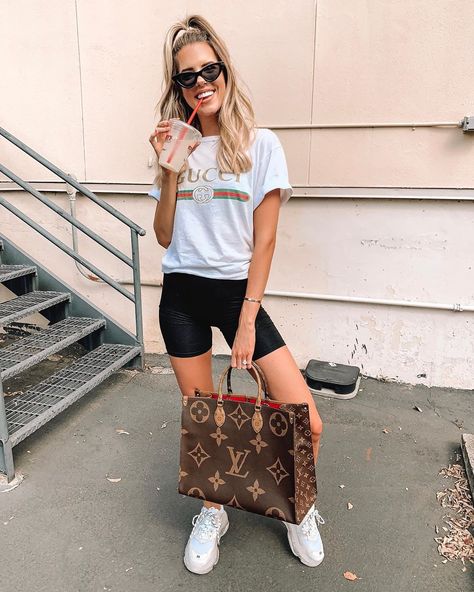 Luxury Everyday Bag In Monogram Canvas, Luxury Monogram Everyday Bag, Lv Bag Outfit, High-end Everyday Monogram Canvas Bags, Luxury On-the-go Bag In Monogram Canvas, Lv Favorite Mm, Lv Tote, Favorite Mm, Louis Vuitton Handbags Classic Monogram Canvas Lv Bags