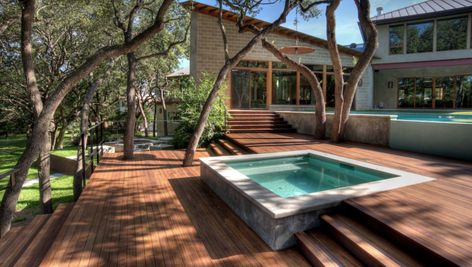 A SQUARE HOT TUB is built into slatted deck, providing a flush, seamless surface. The pool with its concrete walls sits above, giving this backyard a modern, geometric feel. #backyard #modernhome #pool #hottub #modern #contemporary Hot Tub Deck Design, Modern Hot Tubs, Yard Renovation, Yard Oasis, Backyard Spa, Kleiner Pool Design, Contemporary Landscape Design, Hot Tub Landscaping, Deck Piscina