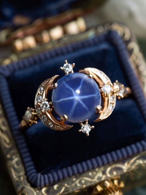 The practicality behind the stones in Tamlin and Rhysand's engagment ring choices for Feyre.. Acomaf Ring, Feyre Engagement Ring, Night Court Ring, Tamlin And Rhysand, Acotar Jewelry, Star Sapphire Engagement Ring, Aka Jewelry, Fantasy Rings, Engament Rings