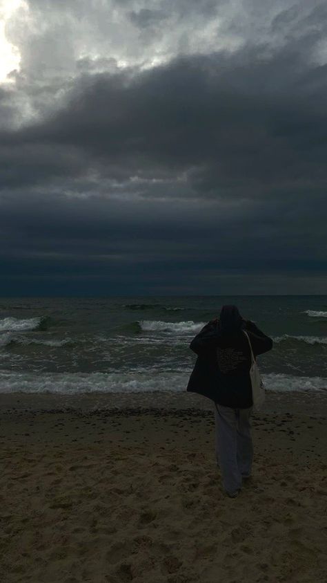 Comfy Day Aesthetic, Summer Storm Outfit, Gloomy Beach Day Outfit, Light Beach Aesthetic, Stormy Weather Outfit, Beach Rain Aesthetic, Rain On Beach, Rain Girl Aesthetic, Raining At The Beach