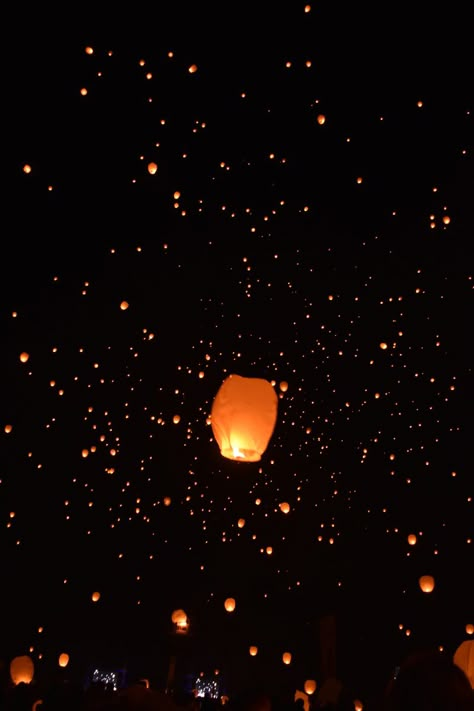 Tangled Disney floating lantern festival Utah desert Floating Lights Wallpaper, Flying Lantern Painting, Lampion Aesthetic, Floating Lanterns Wallpaper, Floating Lanterns Aesthetic, Lantern Festival Aesthetic, Lanterns Aesthetic, Flying Lanterns, Floating Lantern Festival