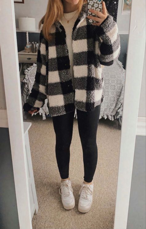 Fuzzy Plaid Jacket Outfit, Flannel Outfits With Leggings, Cute Outfits With Flannels, Over Sized Flannel Outfit, Black And White Flannel Outfit, Cosmetology School Outfits, Blue Flannel Outfit, Sweatpants Outfit Lazy, Flannel Outfit Ideas