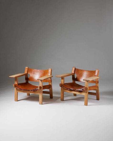 Pair of armchairs 'The Spanish Chair' model 2226 designed by Börge Mogensen for Fredericia Stolefabrik — Modernity Borge Mogensen Chair, Spanish Chair, Danish Furniture Design, Borge Mogensen, Danish Furniture, Brooklyn Baby, Traditional Furniture, Cabinet Makers, Simple Lines