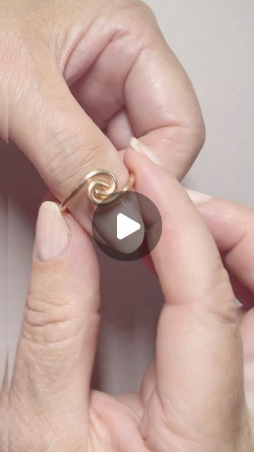 How To Make A Ring Into A Necklace, Diy Wire Jewelry Ideas, Wire Rings Tutorial Easy, Diy Ring Tutorial, Diy Silver Rings, Diy Hoop Earrings, Diy Rings Tutorial, Wire Rings Tutorial, Jewelry Tutorials Free