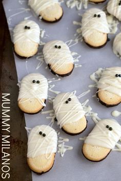 Easy Mummy Milanos. Fun Halloween food for kids and a great treat for your Halloween party! Tortolini Recipes, Crosaint Recipes, Ftdi Recipes, Apple Pretzels, Veggies Salad, Mummy Cookies, Pasteles Halloween, Diy Pasta, Parties Food