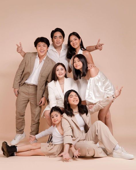 Family Portraits 7 People, Group Photoshoot Outfits, Family Of 7 Photoshoot Poses, Family Studio Photoshoot Ideas, Family Photo Outfits Studio, Family Photo Studio Concept, 5 Person Group Pose, Family Of 7 Photoshoot, Family Studio Shoot