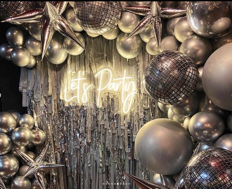 Disco Ball Balloon Backdrop, Disco Balloon Wall, Balloon Arch With Disco Balls, Disco Theme New Years Party, Disco Balloons Decoration, Disco Ball Installation Wedding, Disco Ball Party Decoration, Disco Ball Prom Theme, Disco Party Balloon Garland