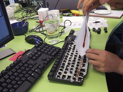 Plant A Grass Garden In Your Coworker’s Keyboard Pranks For Siblings, Pranks For Coworkers, Funny Office Pranks, Kids Mirror, Funny April Fools Pranks, Pranks To Pull, Best April Fools, Prank Ideas, Office Pranks