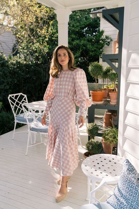 The Pink Edit Pink Edit, Soft Feminine Outfits, Feminine Outfits, Julia Berolzheimer, Elegant Sweater, Gal Meets Glam, Soft Feminine, Looks Chic, Feminine Outfit