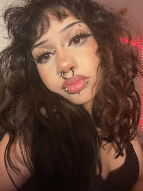 Piercings Inspiration Face, A Lot Of Piercings Face, Face Piercing Combos, Piercings Aesthetic Face, Facial Piercing Ideas, Face Piercings Aesthetic, Piercing Inspo Face, Makup Looks, Dark Makeup Looks